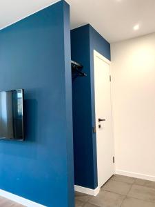 um quarto com uma parede azul e uma porta em Navy city center apartment двокімнатні апартаменти в центрі міста em Poltava