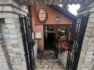 an entrance to a building with a gate at Apartman Poirot in Érd +2 photos