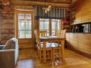 - une cuisine avec une table et des chaises dans une cabine dans l'établissement Holiday Home Luostakka small by Interhome, à Ylläsjärvi