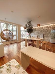 un grand salon avec une table et des chaises dans l'établissement Town Hotel Wiesbaden - kleines Privathotel in Bestlage, à Wiesbaden