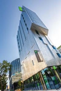 un edificio alto con muchas ventanas en ibis Styles Paris Meteor Avenue d'Italie en París