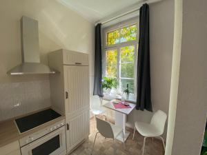 a small kitchen with a table and a window at Ferienwohnung König Georg in Wurzen