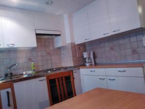 Virtuvė arba virtuvėlė apgyvendinimo įstaigoje Apartment Sattelboden 4 by Interhome