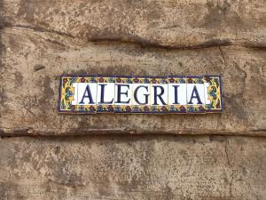 una señal que dice algeria en una pared de piedra en Maré de Atins Eco Lodge, en Atins