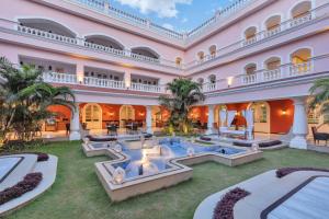 Bazén v ubytování Club Mahindra Emerald Palms, Goa nebo v jeho okolí