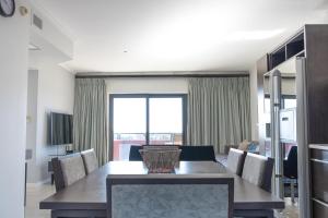 TV a/nebo společenská místnost v ubytování The Nicol Hotel Bedfordview