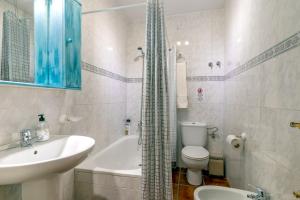 y baño con lavabo, aseo y ducha. en Alojamiento Los Pradillos en Capileira