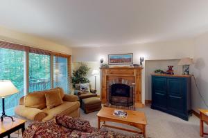 uma sala de estar com um sofá e uma lareira em Summit Solitude & Latitude Adjustment em Jay