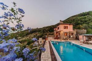 The swimming pool at or close to Elysian Luxury Villa Pelion