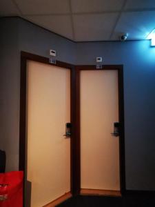 2 puertas en una habitación con paredes azules en Hotel Jesse, en Ámsterdam