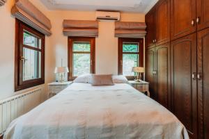 A bed or beds in a room at Elysian Luxury Villa Pelion Még 37 kép