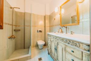 A bathroom at Elysian Luxury Villa Pelion