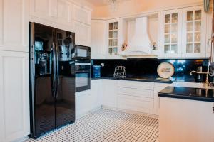 A kitchen or kitchenette at Elysian Luxury Villa Pelion