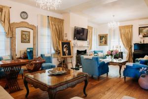 sala de estar con sillas azules y mesa en Elysian Luxury Villa Pelion en Tsagarada