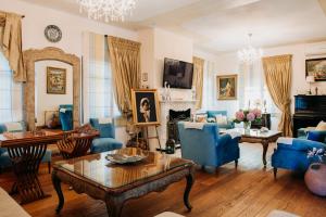 A seating area at Elysian Luxury Villa Pelion