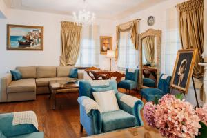 A seating area at Elysian Luxury Villa Pelion