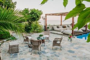 A seating area at Elysian Luxury Villa Pelion