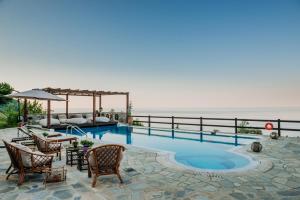 einen Pool mit Meerblick in der Unterkunft Elysian Luxury Villa Pelion in Tsagkarada