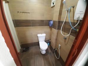ein Bad mit einem WC und einer Dusche in der Unterkunft MN Ferringhi Inn in Batu Feringgi