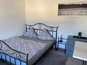 um quarto com uma cama com duas almofadas em Ferienwohnung Lappano - Losheim am See em Bachem