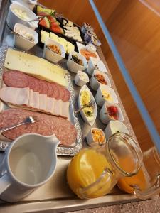 un vassoio di prodotti alimentari con formaggio di carne e altri alimenti di Gästehaus Langhammer a Bubenreuth
