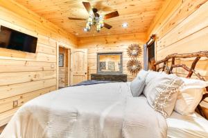 a bedroom with a bed and a ceiling fan at The Grand Fir in Gatlinburg