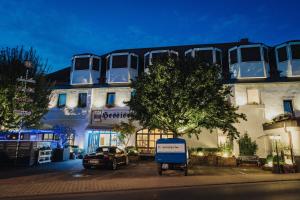 ein Gebäude mit einem davor geparkt in der Unterkunft Hotel & Restaurant Hessischer Hof in Hainburg