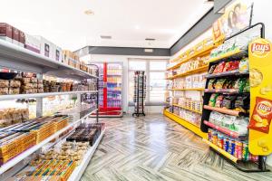 酒店内部或周边的超市或其他商店