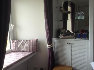 a window seat in a corner of a room at 3 Braehead in Thurso