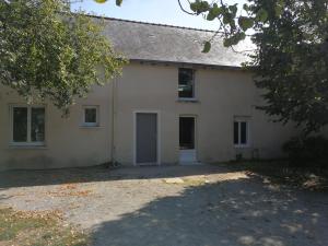 Mûrs-ÉrignéO'Parc du Louet的白色的建筑,有门和树