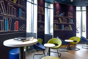 Ein Sitzbereich in der Unterkunft ibis budget Genève Aéroport