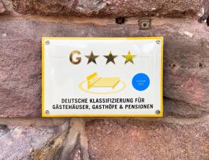un panneau sur un mur avec des étoiles sur celui-ci dans l'établissement Burghof Kyffhäuser, à Bad Frankenhausen