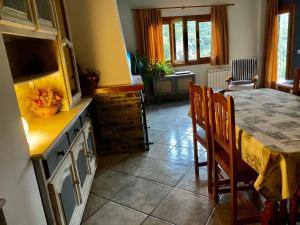 cocina con mesa, mesa y sillas en La Fusteria del Casat, en Sarroca de Bellera