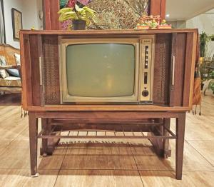 an old tv on a table in a living room at Manggolo Homestay Syariah in Yogyakarta