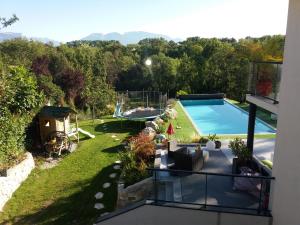 vistas a un patio con piscina en Chambres, cuisine, piscine, spa, billards, airhockey, nature en Fillinges