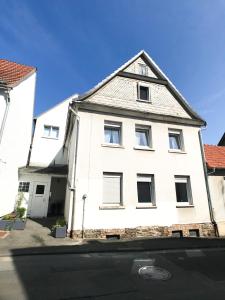 Biały dom z dachem na ulicy w obiekcie Dream Green Apartment 'Frida' w mieście Gladenbach