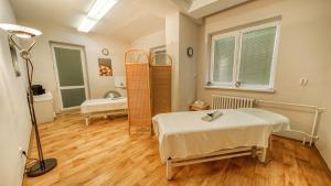 um quarto de hospital com uma cama e uma mesa em MÁJ Hotel Medical Wellness em Piešťany