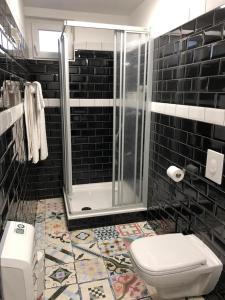 ein Bad mit einer Dusche und einem WC in der Unterkunft Pension zum Spitz in Seebenstein
