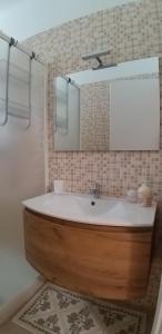 bagno con vasca e specchio di Il Giardino Degli Ulivi ad Appignano
