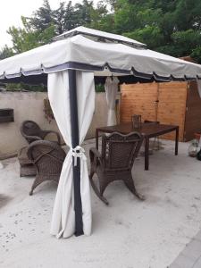 einen Tisch und Stühle unter einem Sonnenschirm mit Tisch und Stühlen in der Unterkunft Casa Spina in San Giovanni Teatino