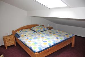 ツィノヴィッツにあるFerienwohnung Zinnowitz USE 2571の小さなベッド1台が備わる客室です。
