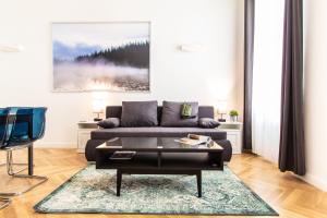 sala de estar con sofá y mesa en Apartment Erdberg I contactless check-in en Viena