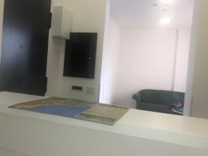 Habitación con barra con espejo y TV. en Top Floor Rentrooms Napoli en Nápoles
