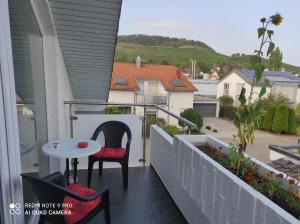 einen Balkon mit einem Tisch und Stühlen sowie Aussicht in der Unterkunft Ferienwohnung Gartenblick in Ensingen