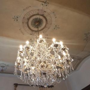 una gran lámpara de araña colgando del techo en Vasari Home en Arezzo