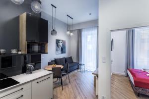 Kuchyňa alebo kuchynka v ubytovaní Apartamenty Nowa Kamienica Częstochowa Centrum Szymanowskiego 22A