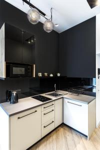 Kuchyňa alebo kuchynka v ubytovaní Apartamenty Nowa Kamienica Częstochowa Centrum Szymanowskiego 22A