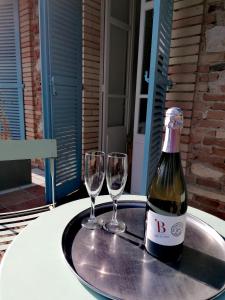 ガイヤックにあるLa Verrerieのワイン1本とワイングラス2杯(テーブル上)
