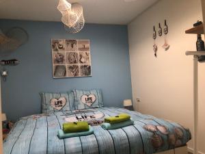 エグモント・アーン・ゼーにあるCoastal Dreamingの枕が置かれたベッドのある寝室