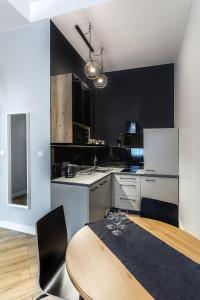 Kuchyňa alebo kuchynka v ubytovaní Apartamenty Nowa Kamienica Częstochowa Centrum Szymanowskiego 22A